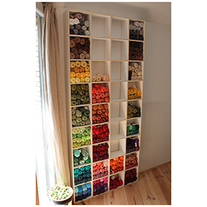 photo d'un meuble à casiers pour le rangement de pelottes