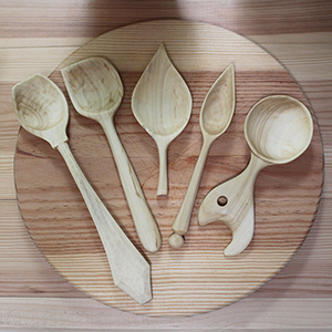 photo de cinq cuillères en bois