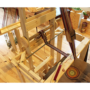 photo d'un métier en bois pour le tissage aux tablettes