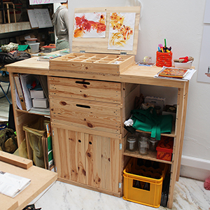 photo d'un meuble en bois de palette pour la caisse d'un magasin