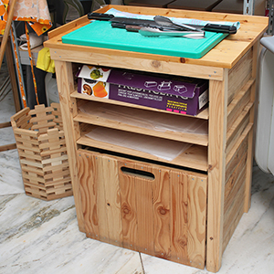 photo d'un meuble en bois de palette pour la découpe
				du fromage dans un magasin
