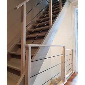 photo d'une rampe d'escaliers et d'un garde corps réalisés 
				sur mesure en bois et acier
