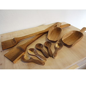 photo de spatules, de pelles et de mini cuillères en bois
