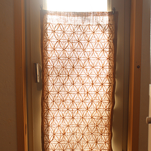 photo d'un rideau en lin brodé - motif fleurs géométriques