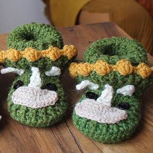 photo d'une paire de chaussons-dinosaures au crochet