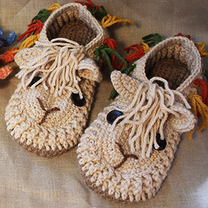 photo d'une paire de chaussons-lamas au crochet