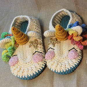 photo d'une paire de chaussons-licornes au crochet