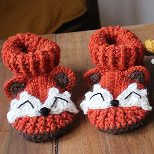 photo d'une paire de chaussons-renards au crochet