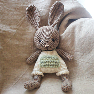 photo d'un lapin en peluche réalisé au crochet