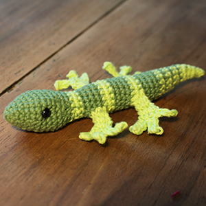photo d'un lézard en peluche réalisé au crochet