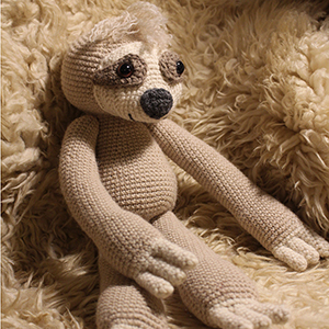photo d'un paresseux en peluche réalisé au crochet