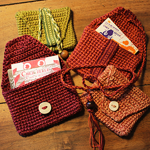 photo de quatre petites pochettes au format cartes
				réalisées au crochet