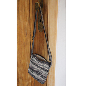 photo d'un sac réalisé au crochet avec une bandoullière 
				tissée dans les tons gris