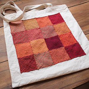 photo d'un sac décoré de carrés tissés avec un pin loom