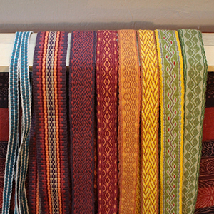 photo de plusieurs galons colorés tissés aux tablettes