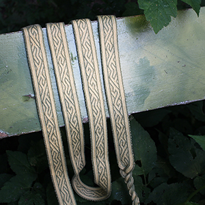 photo d'un galon tissé aux tablettes
				- motif Mammen dans les tons verts